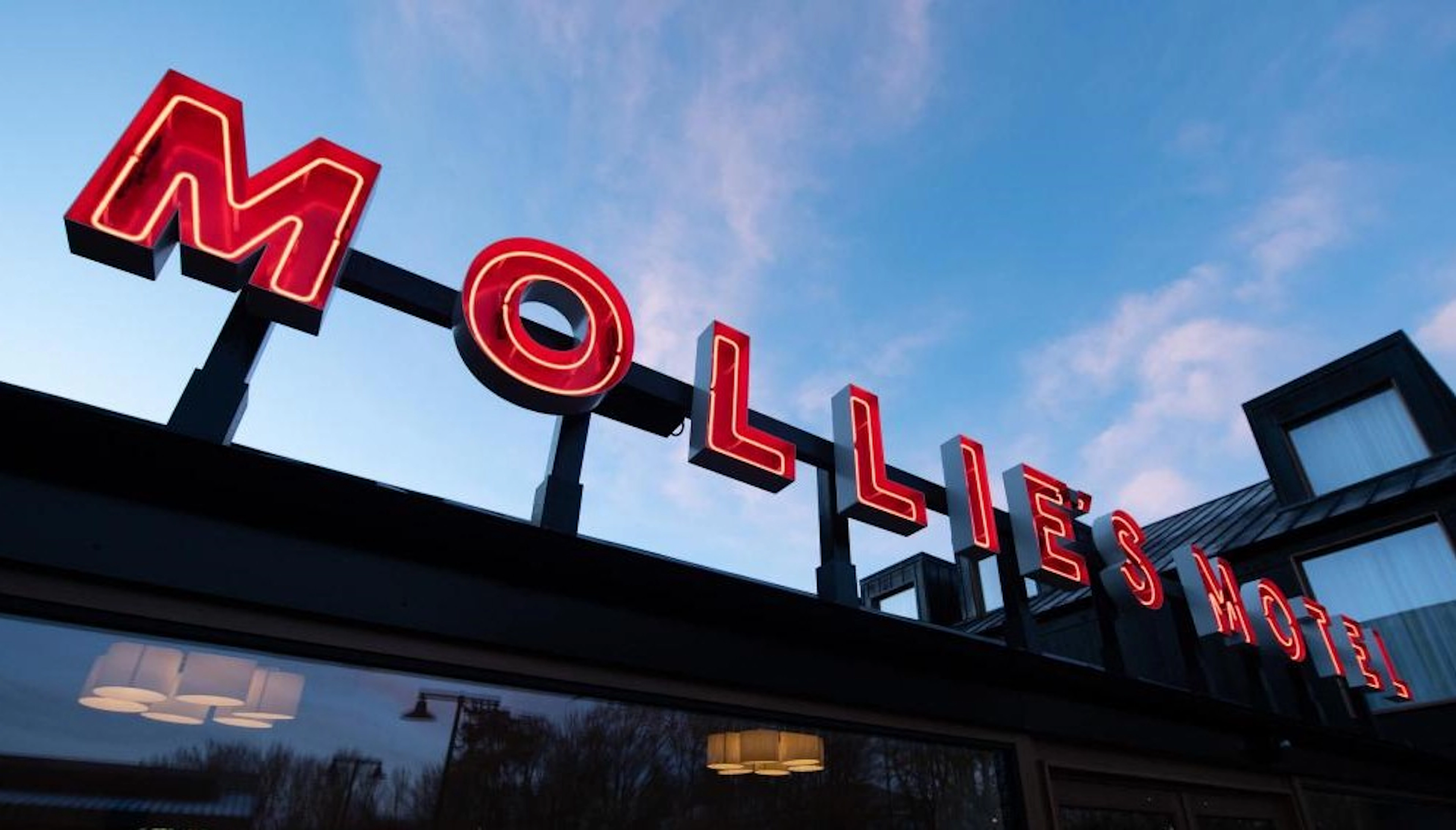 Mollies diner neon sign